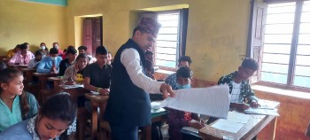 बैतडीमा परीक्षा अनुगमन गर्दा एक कार्टुन चिट, मोबाइल चलाउँदै गरेका परीक्षार्थी फेला 